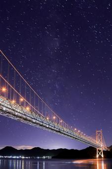 星空　しまなみ海道　因島大橋の夜景 しまなみ海道,夜景,星空の写真素材