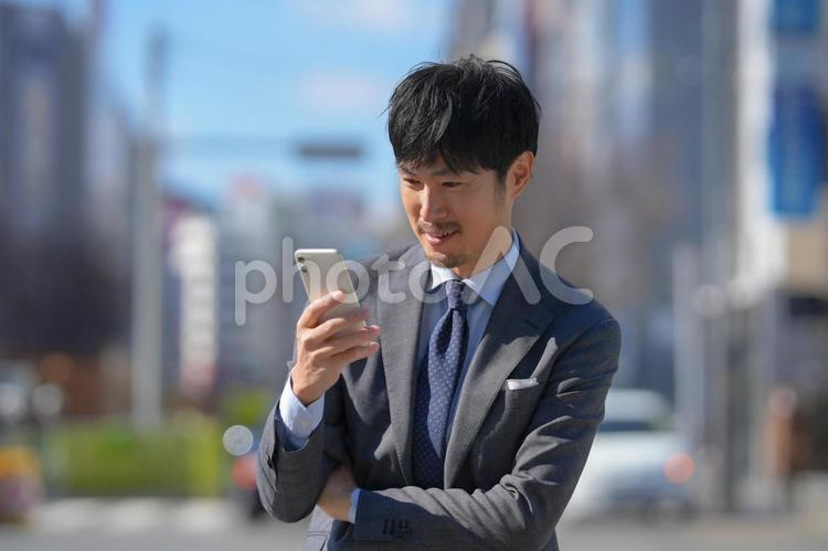 街中のグレースーツのビジネスマン 人物,ビジネス,男性の写真素材