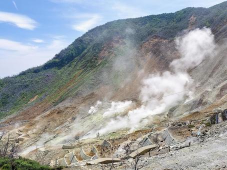 濛々と湯気を上げる箱根の大涌谷 濛々と湯気を上げる箱根の大涌谷の写真
