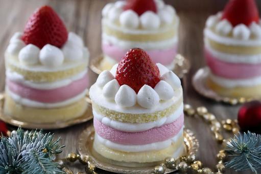 小さなイチゴのミニクリスマスケーキの写真