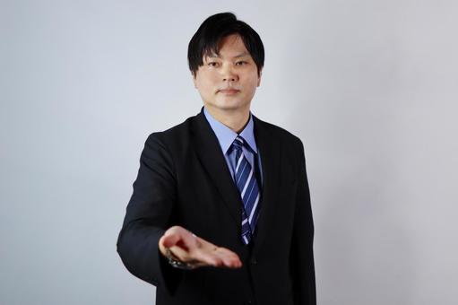 差し出すビジネスマン 差し出すビジネスマン ビジネスマン,スーツ,差し出すの写真素材