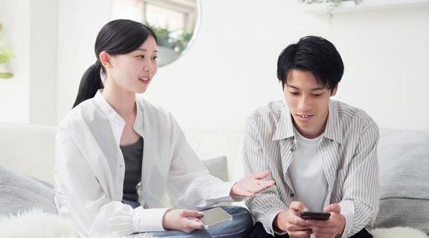 浮気を疑い口論をするアジア人女性 浮気を疑い口論をするアジア人女性の写真