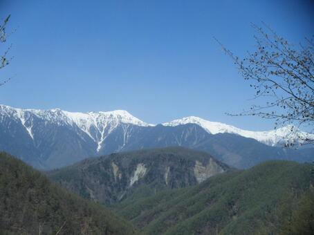 Photo, a mountain with snow that can be seen in the distance, mountain, mountains, 