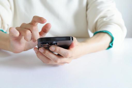 スマートフォンを見る女性の手元 スマートフォンを見る女性の手元 スマートフォン,女性,スマホの写真素材