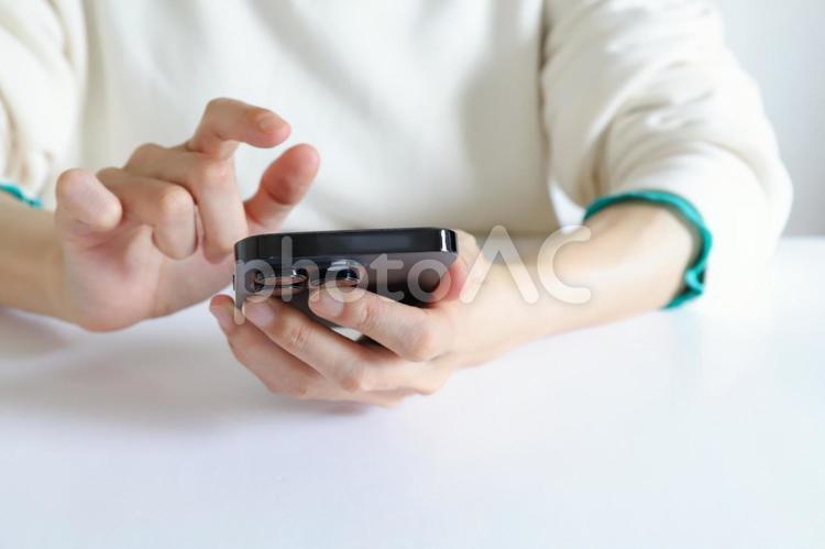 スマートフォンを見る女性の手元 スマートフォン,女性,スマホの写真素材