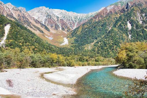 上高地 河童橋,明神岳,秋の風景の写真素材