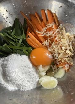 野菜を刻んでこれからチヂミをつくるとろ 野菜を刻んでこれからチヂミをつくるとろ チヂミ,韓国料理,調理中の写真素材