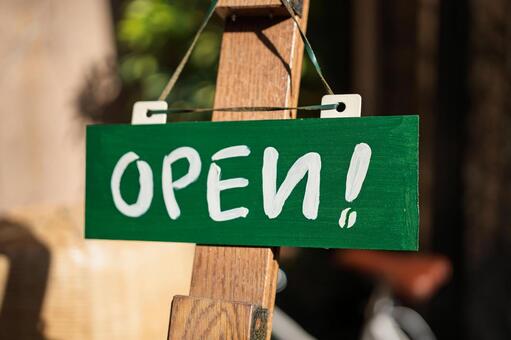 意図的にタイポを含めた開店表示の看板 人物なし,店,標識の写真素材
