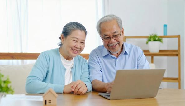 資産運用をリモートで相談するシニア 資産運用をリモートで相談するシニアの写真
