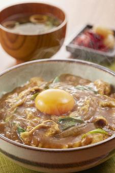 カレー丼 カレー丼 カレー丼,生卵,丼物の写真素材
