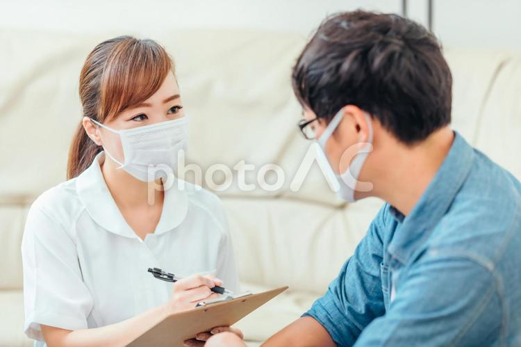 問診する看護師と男性患者 看護師,カウンセリング,問診の写真素材