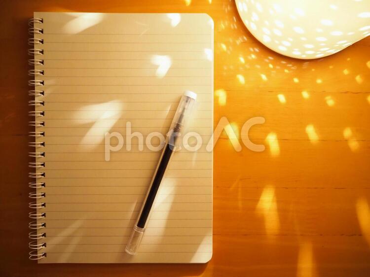 夜の日記の時間01 アウトプット,日記,ノートの写真素材