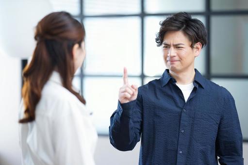 人差し指でポーズする男性 人差し指でポーズする男性 男女,ポーズ,一番の写真素材