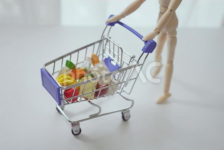 カートでヘルシーな食材を買い物するイメージ（アップ） ショッピング,カート,買い物の写真素材