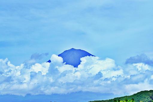 雲の上に見える富士山山頂 雲の上に見える富士山山頂 富士山,mt.fuji,夏の写真素材