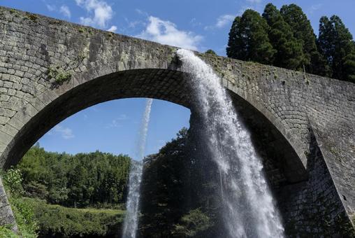 通潤橋の放水 通潤橋の放水の写真