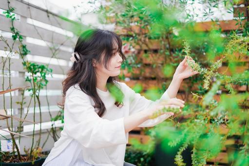 庭でガーデニングをする若い女性 庭でガーデニングをする若い女性の写真