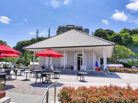 ヴェルニー公園のティボディエ邸と薔薇 ヴェルニー公園のティボディエ邸と薔薇の写真