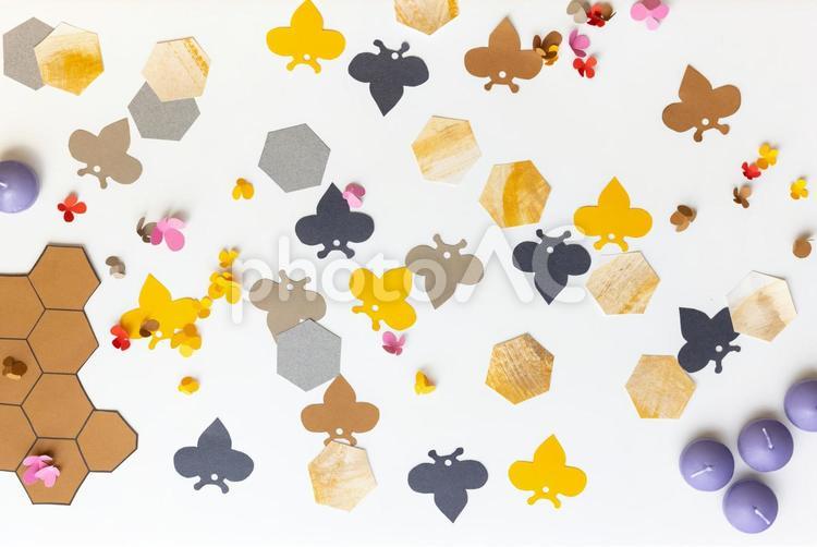 散乱した蜂の切り紙と花びら キャンドル,材料,手作りの写真素材