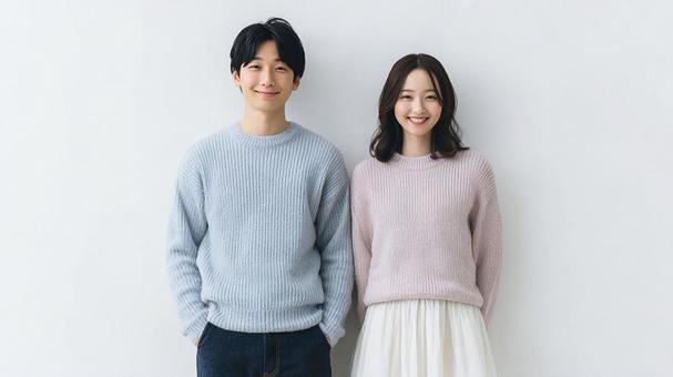 カジュアルな服装の仲良しカップル カジュアルな服装の仲良しカップルの写真