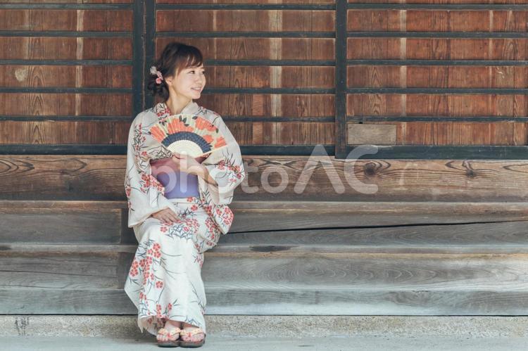 浴衣を着て扇子を持つ女性 浴衣,女性,扇子の写真素材