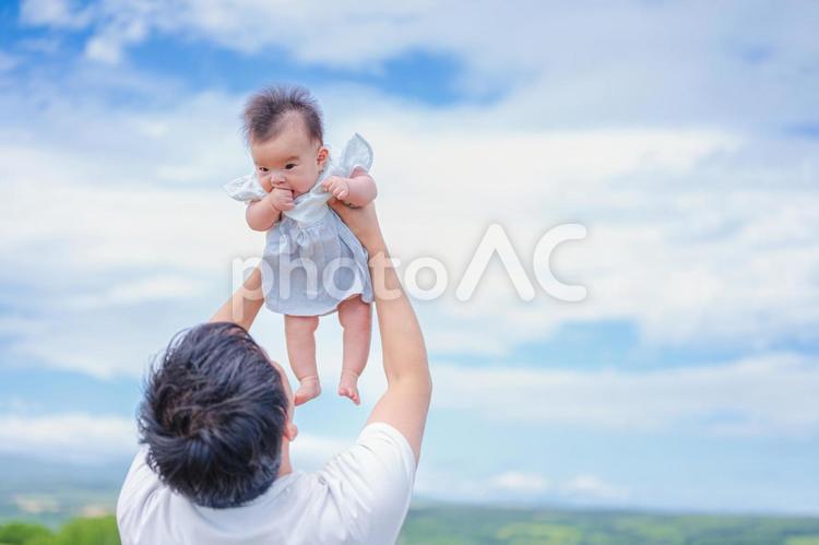 親子と青空(その１５) 赤ちゃん,家族,青空の写真素材