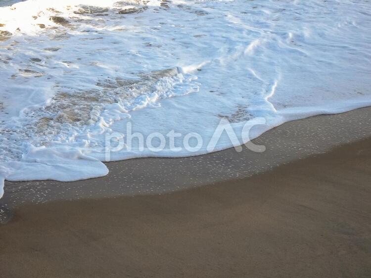砂浜に打ち寄せる白い波　海辺の風景 砂浜,波打ち際,波の写真素材
