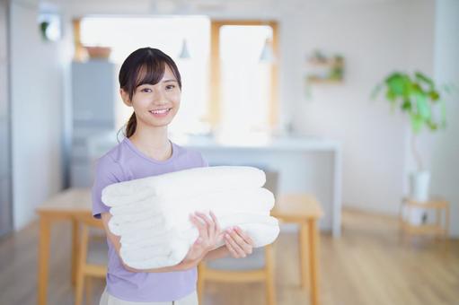 タオルを持ちカメラ目線の女性 女性,タオル,持つの写真素材