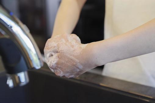 キッチンで手を洗う女性の手元 手洗い,手を洗う,水道の写真素材