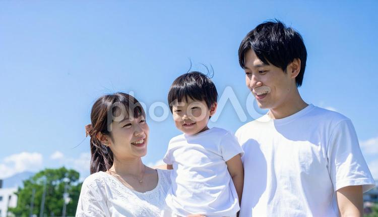 お父さん、お母さん、子供の3人家族写真 家族,3人,父の写真素材
