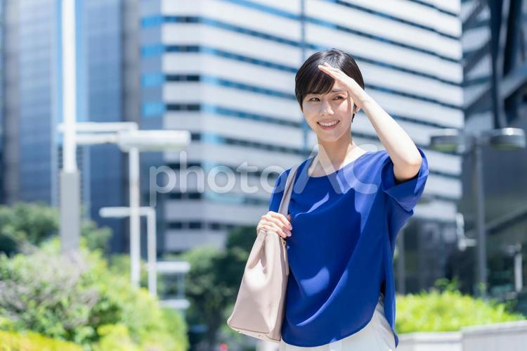 オフィス街で働く若いビジネスウーマン ビジネスウーマン,ビジネス,女性の写真素材
