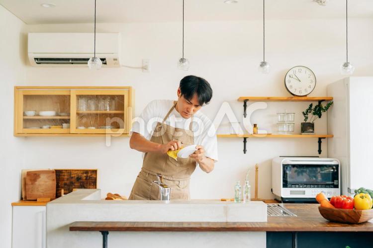 皿洗いする男性（困る） 皿洗い,黄ばみ,油汚れの写真素材