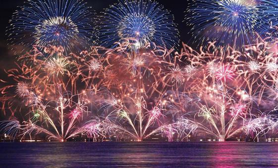 鮮やかな湖上打ち上げ花火/松江水郷祭 鮮やかな湖上打ち上げ花火/松江水郷祭の写真