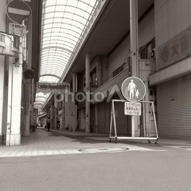 モノクロの世界 〜商店街〜 モノクロ,風景,素材の写真素材