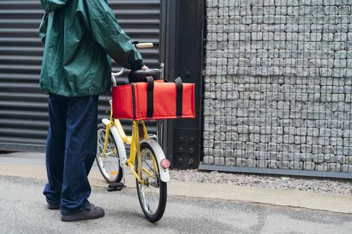 自転車でピザ配達に来た男性 配達,デリバリー,配送の写真素材