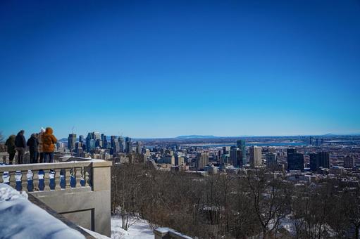 展望台で風景を楽しむ人々 モントリオール,カナダ,展望台の写真素材