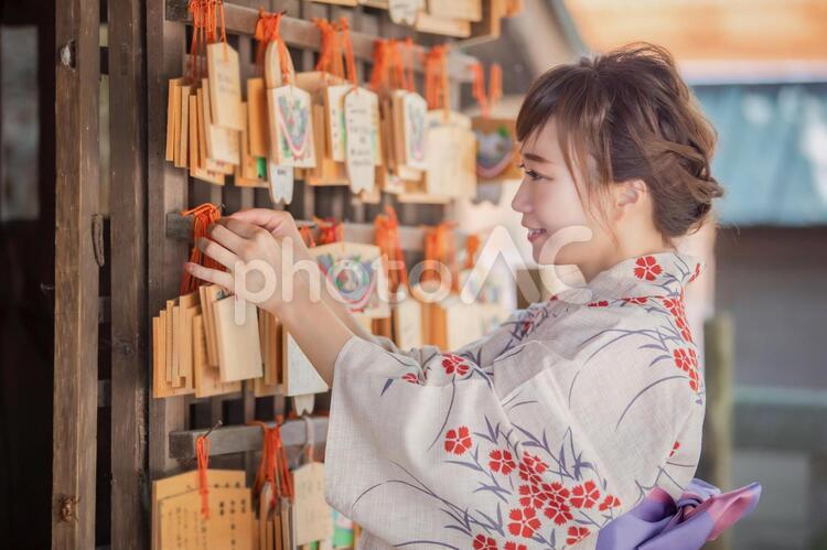 絵馬を結ぶ浴衣姿の女性 絵馬,浴衣,願掛けの写真素材