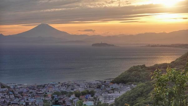 仙元山から見る夕日と富士山 仙元山から見る夕日と富士山 山,登山,景色の写真素材