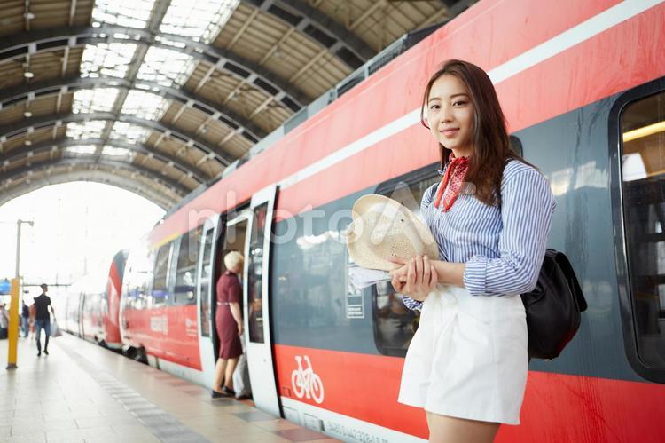 駅のホームに居る海外旅行中の女性3 海外旅行,女性,日本人の写真素材