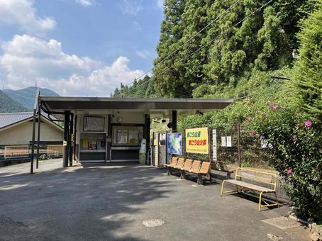 軍畑駅の駅舎 軍畑駅の駅舎の写真