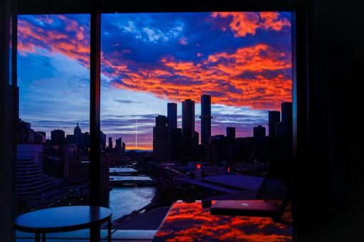 幻想的な青と橙のメルボルン 幻想的な青と橙のメルボルン 夕焼け,ビル群,メルボルンの写真素材