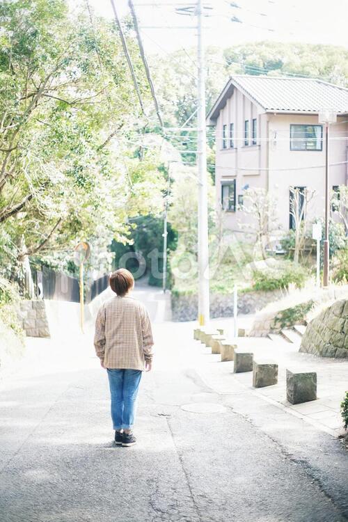 住宅街とボーイッシュな女の子 学生,1人,ポートレートの写真素材