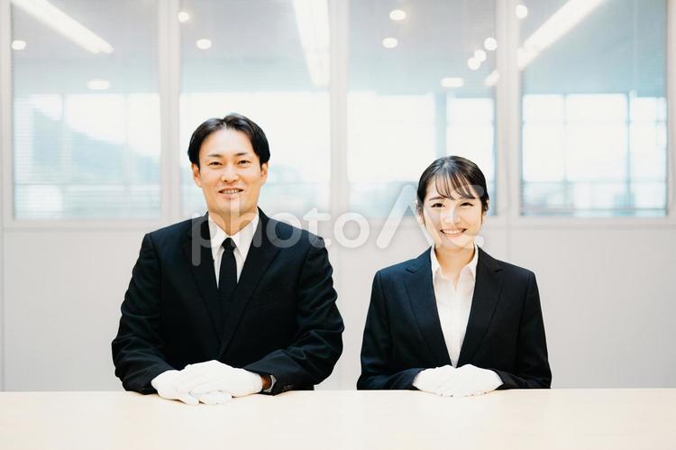 白手袋をつけた男女（鑑定士・質屋） 鑑定士,質屋,鑑定の写真素材