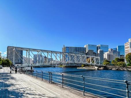 天王洲の板張りの遊歩道と運河にかかる橋 天王洲ふれあい橋,天王州アイル,水辺の写真素材
