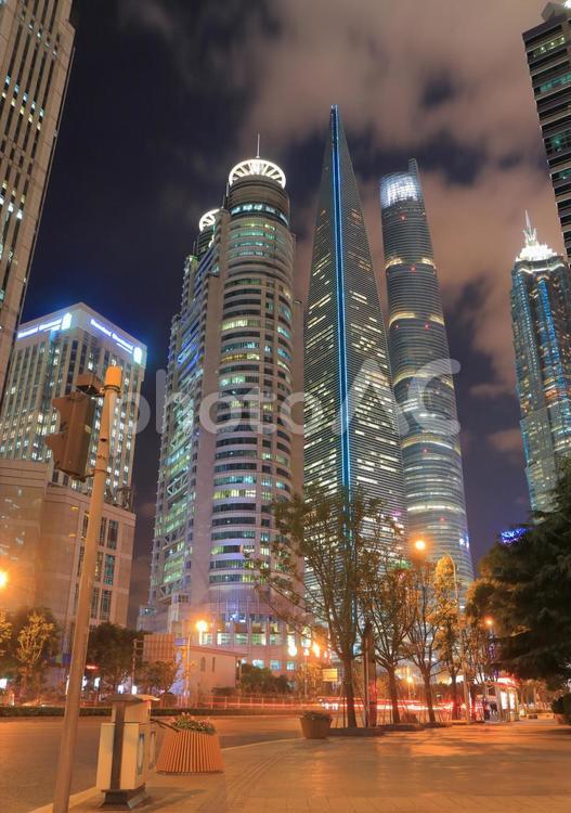 中国　上海プードンエリアの夜景 上海,プードン,ビル群の写真素材