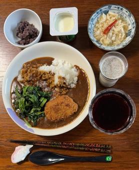 レトルトカレーと海老カツなどの夕食 レトルトカレーと海老カツなどの夕食 夕食,ご飯,あきたこまちの写真素材