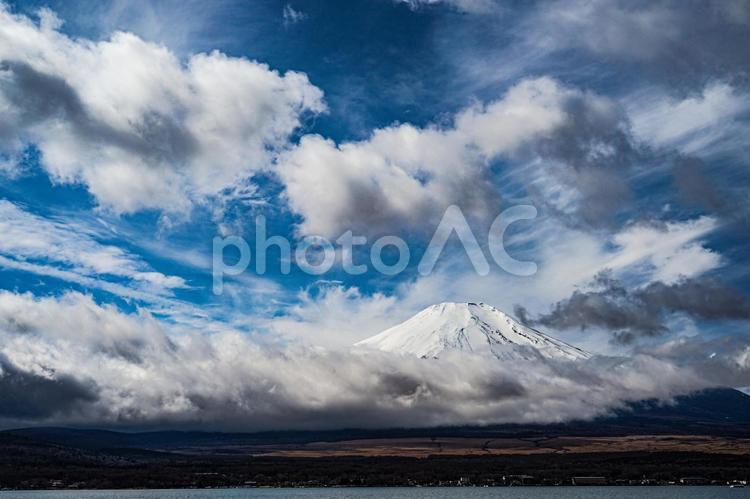 富士山と雄大な空（山中湖から撮影） 富士山,山中湖,雄大の写真素材