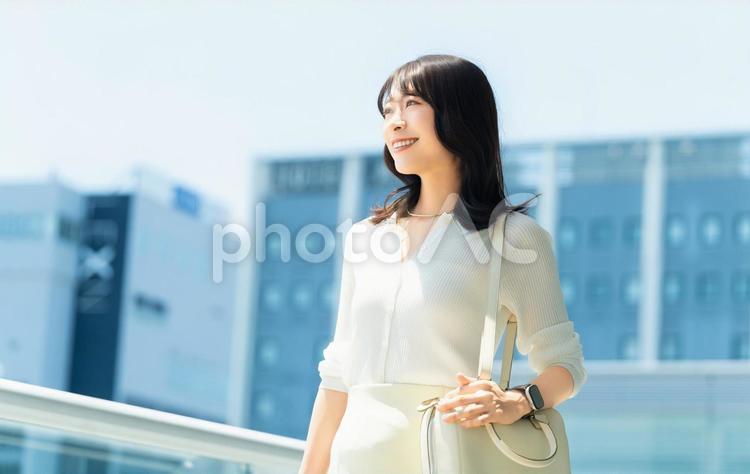 オフィス街を歩く女性・ビジネスウーマン 女性,歩く,夏の写真素材