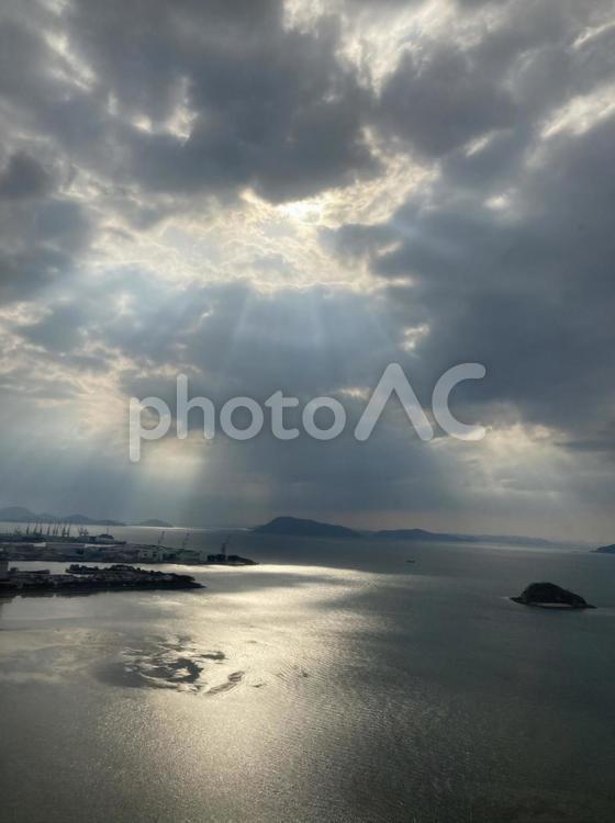 癒しの海 海,きれい,雲の切れ間の写真素材