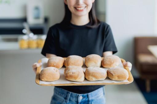 ベーカリーで働く若い女性 ベーカリーで働く若い女性 カフェ,アルバイト,パンの写真素材